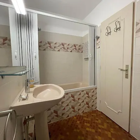 T2 Dans Avec Piscine, Court De Tennis Et Parking Prive 4pa59 Apartment Collioure
